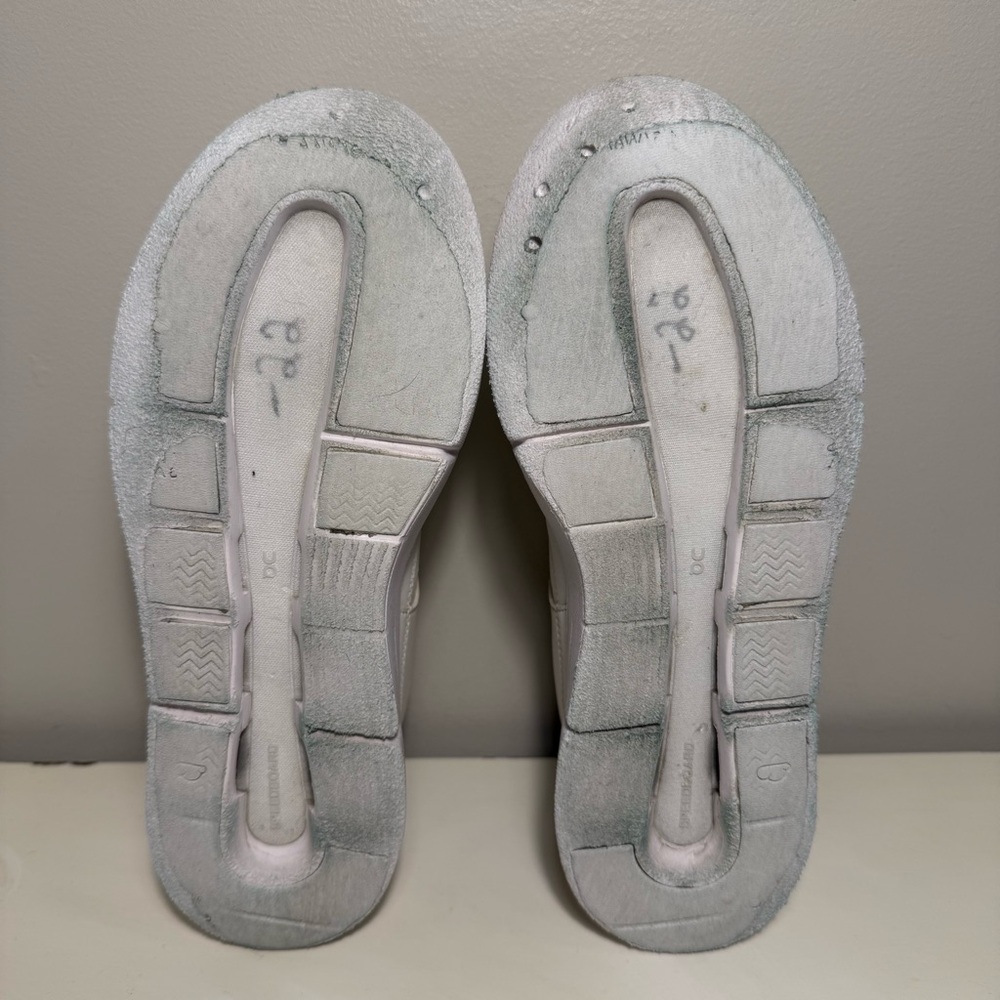 ON The Roger Clubhouse White Leather Womens Size 6 Athletic Running Sneaker READ - Picture 7 of 9